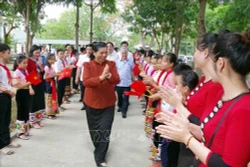 Phó Chủ tịch Thường trực Quốc hội Tòng Thị Phóng thăm, tặng quà trường phổ thông dân tộc nội trú huyện Con Cuông