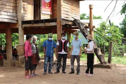 Chính quyền địa phương tuyên truyền chính sách của Đảng, pháp luật Nhà nước đến với người dân xã Ayun (Chư Sê, Gia Lai). Ảnh: Hồng Điệp - TTXVN