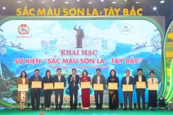 Không gian đi bộ hồ Hoàn Kiếm rực rỡ sắc màu các dân tộc Sơn La - Tây Bắc