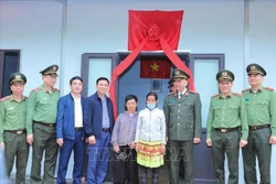 Đại tướng Tô Lâm bàn giao nhà ở cho hộ dân ở huyện Mường Lát. Ảnh: Trịnh Duy Hưng - TTXVN