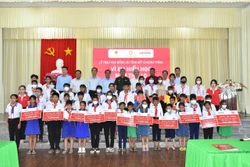 Sóc Trăng: Trao học bổng cho học sinh khó khăn vùng biên giới biển