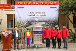 Báo VietnamPlus (TTXVN) tặng bồn chứa nước sạch cho đồng bào vùng cao thiếu nước ở Hà Giang