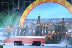 Chương trình nghệ thuật "Long An - Khát vọng sông Vàm" tái hiện truyền thống anh dũng, kiên cường của đất và người Long An. Ảnh: Bùi Giang - TTXVN