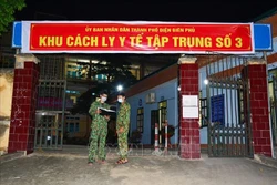 Lực lượng chức năng có nhiệm vụ bảo đảm an ninh trật tự tại khu cách ly nghiêm ngặt. Ảnh: TTXVN phát