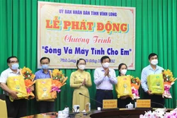 Vĩnh Long huy động gần 1.100 máy tính cho học sinh khó khăn học trực tuyến