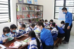 Đưa Tủ sách Đinh Hữu Dư về với học sinh ở ATK Định Hóa, Thái Nguyên
