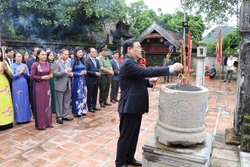 Đoàn đại biểu lãnh đạo thành phố Hà Nội dâng hương tại Cố đô Hoa Lư và Đền Đô