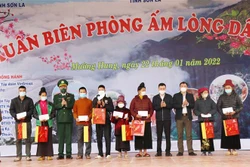 Bộ đội Biên phòng Sơn La chăm lo Tết cho đồng bào vùng biên