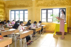 Bố trí ngồi học giãn cách để đảm bảo an toàn khi học trực tiếp tại điểm Trường THCS Quang Trung, xã Quảng Nhâm, huyện A Lưới. Ảnh: Tường Vi - TTXVN