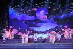 Bế mạc Lễ hội Làng Sen và chương trình "Từ Làng Sen đến Thành phố mang tên Hồ Chí Minh"