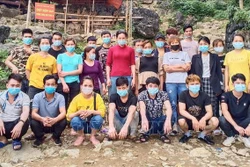 Các công dân nhập cảnh trái phép qua khu vực mốc 783 do Đồn Biên phòng Ngọc Chung (Cao Bằng) quản lý. Ảnh: TTXVN phát