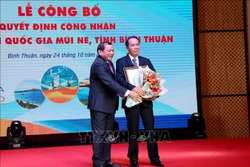 Trao quyết định công nhận Khu du lịch Mũi Né (Bình Thuận) là Khu du lịch quốc gia. Ảnh: Nguyễn Thanh - TTXVN