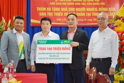 Chủ tịch Hội đồng Dân tộc của Quốc hội trao quà tết cho người nghèo, đồng bào dân tộc thiểu số tại Đắk Lắk