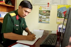 Thiếu tá Nguyễn Văn Ca Răn bên góc làm việc. Ảnh: TTXVN phát