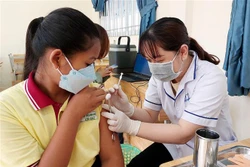 Tiêm vaccine cho trẻ em dưới 12 tuổi tại Sóc Trăng. Ảnh: Trung Hiếu - TTXVN
