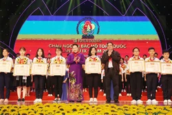 Chủ tịch Quốc hội Nguyễn Thị Kim Ngân và Trưởng Ban Tổ chức Trung ương Phạm Minh Chính tặng Bằng khen cho các đại biểu cháu ngoan Bác Hồ tại Đại hội. Ảnh: Trọng Đức - TTXVN