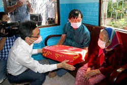 Phó Thủ tướng Vũ Đức Đam thăm và tặng quà Tết tại Bình Thuận