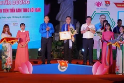 Tuyên dương thanh niên tiên tiến làm theo lời Bác và gương mặt trẻ tiêu biểu "đất Sen hồng"