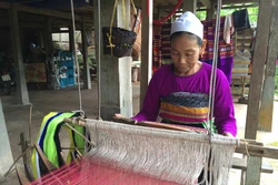 Dệt thổ cẩm là nghề truyền thống được người Thái ở Mai Châu (Hòa Bình) giữ gìn theo thời gian. Ảnh: baohoabinh.com.vn