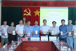 Bắc Kạn: Tặng điện thoại thông minh cho xã thí điểm chuyển đổi số