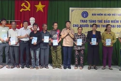 Trao tặng thẻ Bảo hiểm y tế cho người dân chịu thiệt hại do bão số 9 tại Phú Yên