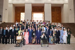 Thủ tướng Nguyễn Xuân Phúc gặp mặt đại biểu dự Lễ tuyên dương "Những tấm gương sáng thầm lặng vì cộng đồng"