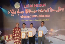 Ban Tổ chức trao giải cho các cá nhân, tập thể đạt giải tại Liên hoan Đờn ca tài tử Nam Bộ tỉnh Bạc Liêu năm 2022. Ảnh Nhật Bình - TTXVN