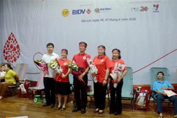 Đợt hiến máu tình nguyện tại tỉnh Gia Lai có sự tham gia của bà Huỳnh Nữ Thu Hà, Phó Chủ tịch UBND tỉnh Gia Lai (thứ 2 bên phải) và ông Nguyễn Hưu Quế, Chủ tịch Ủy ban nhân dân thành phố Pleiku (ngoài cùng bên trái) tham gia. Ảnh: Quang Thái- TTXVN