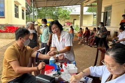 Khám bệnh, phát thuốc miễn phí cho người nghèo ở Bình Phước