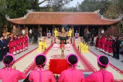 Đội tế nữ quan trong trang phục áo dài, đầu đội khăn kim tuyến, thắt lưng dải lụa, chân đi hài thêu, thực hiện nghi thức tế lễ truyền thống. Ảnh: Trung Kiên - TTXVN