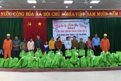 Mang Tết đến với đồng bào dân tộc vùng cao Bình Định