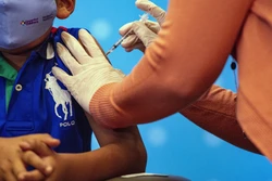Nguy cơ tiềm ẩn từ tiêm chủng vaccine ngừa COVID-19 rất thấp đối với trẻ em