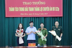 Chủ tịch UBND tỉnh Điện Biên Lê Thành Đô trao thưởng nóng cho tập thể Ban chuyên án ĐB 523p. Ảnh: TTXVN phát