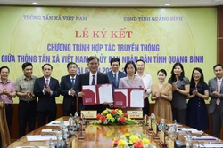 Tổng Giám đốc TTXVN Vũ Việt Trang và Chủ tịch UBND tỉnh Quảng Bình Trần Thắng ký kết văn kiện hợp tác truyền thông giai đoạn 2023 - 2026. Ảnh: Tá Chuyên – TTXVN