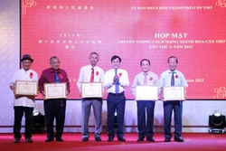 Tặng Bằng khen của Chủ tịch UBND thành phố Cần Thơ cho tập thể, cá nhân có nhiều đóng góp cho sự phát triển kinh tế, văn hóa – xã hội của thành phố giai đoạn 2021 – 2023. Ảnh: Trung Kiên - TTXVN