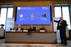 Lễ công bố công trình của ba nhà khoa học Pierre Agostini, Ferenc Krausz và Anne L' Huillier đoạt giải Nobel Vật lý 2023 tại Viện Hàn lâm Khoa học Hoàng gia Thụy Điển ở Stockholm, ngày 3/10/2023. Ảnh: AFP/TTXVN