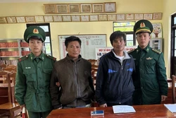 Hai đối tượng Lý Văn Yên và Lò Văn Vụ bị các lực lượng chức năng bắt giữ khi mang trên người 2 gram nghi là heroin và 200 viên nén màu hồng nghi là ma túy tổng hợp. Ảnh: TTXVN phát