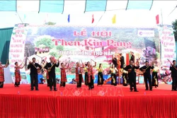 Tiết mục văn nghệ trong lễ hội Then Kin Pang ở huyện Phong Thổ. Ảnh: Nguyễn Oanh-TTXVN
