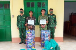 Hai đối tượng Cao Trọng Nghĩa (45 tuổi, trú tỉnh Quảng Bình) và Hoàng Văn Nghiệp (42 tuổi, trú tỉnh Yên Bái) cùng tang vật bị bắt giữ tại cơ quan chức năng. Ảnh: TTXVN phát