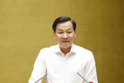 Phó Thủ tướng Lê Minh Khái báo cáo chuyên đề "Về tiếp tục đổi mới, phát triển và nâng cao hiệu quả kinh tế tập thể trong giai đoạn mới: tại hội nghị. Ảnh: Phương Hoa - TTXVN