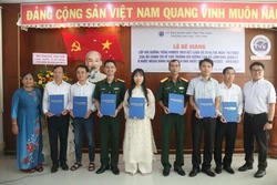 Trao giấy chứng nhận cho các học viên. Ảnh: Phúc Sơn – TTXVN