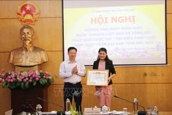 Phó Chủ tịch UBND tỉnh Bắc Kạn Phạm Duy Hưng trao giải Cuộc thi “Tìm hiểu pháp luật năm 2020”. Ảnh: Vũ Hoàng Giang - TTXVN