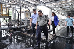 Thủ tướng Phạm Minh Chính kiểm tra hoạt động của Nhà máy Đạm Ninh Bình. Ảnh: Dương Giang-TTXVN