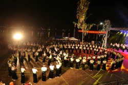Khép lại Lễ khai mạc là hoạt động giao lưu và trình diễn đêm hội vòng xòe với hàng trăm người tham gia trong không khí rộn ràng tiếng trống, tiếng chiêng mời gọi thắm đượm tình cộng đồng và nhân văn. Ảnh: TTXVN phát