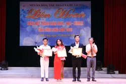 Ban tổ chức trao giải Nhất thể loại tiết mục cho các thí sinh. Ảnh: Phạm Minh Tuấn-TTXVN