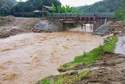Nước lũ tràn về dòng suối trên địa bàn xã Bình Thuận, huyện Văn Chấn.Ảnh: TTXVN phát
