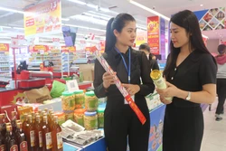Giới thiệu sản phẩm OCOP phục vụ thị trường Tết. Ảnh: Bích Huệ - TTXVN