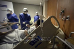 Điều trị cho bệnh nhân nhiễm COVID-19 tại Coacalco, Mexico. Ảnh: AFP/TTXVN