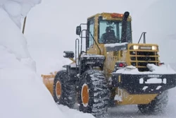 Máy xúc vận chuyển tuyết từ khu nghỉ dưỡng suối nước nóng Sukayu Onsen ở Aomori (Nhật Bản), nơi đang thử nghiệm sản xuất điện từ tuyết. Ảnh: nikkei.com
