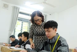 Dưới sự dìu dắt của cô Lan, nhiều học sinh của trường đoạt danh hiệu học sinh giỏi. Ảnh: TTXVN phát